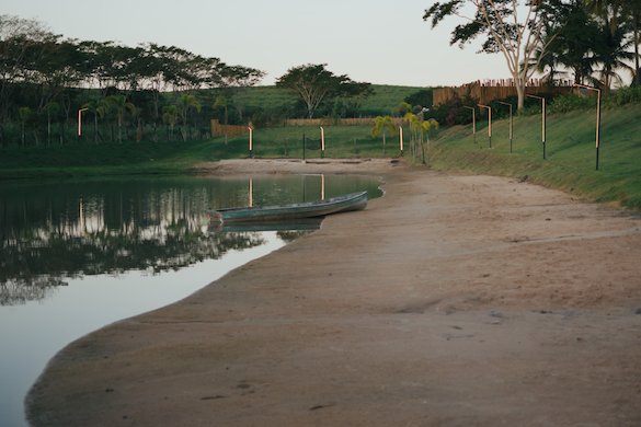 Barco na margem de um lago ao entardecer