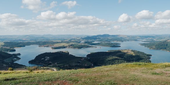 Represa entre morros vista do alto