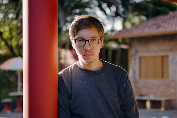 Retrato ao lado de uma coluna vermelha
